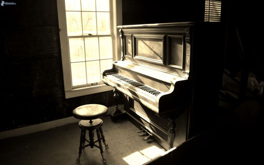 piano-viejo,-ventana-201332
